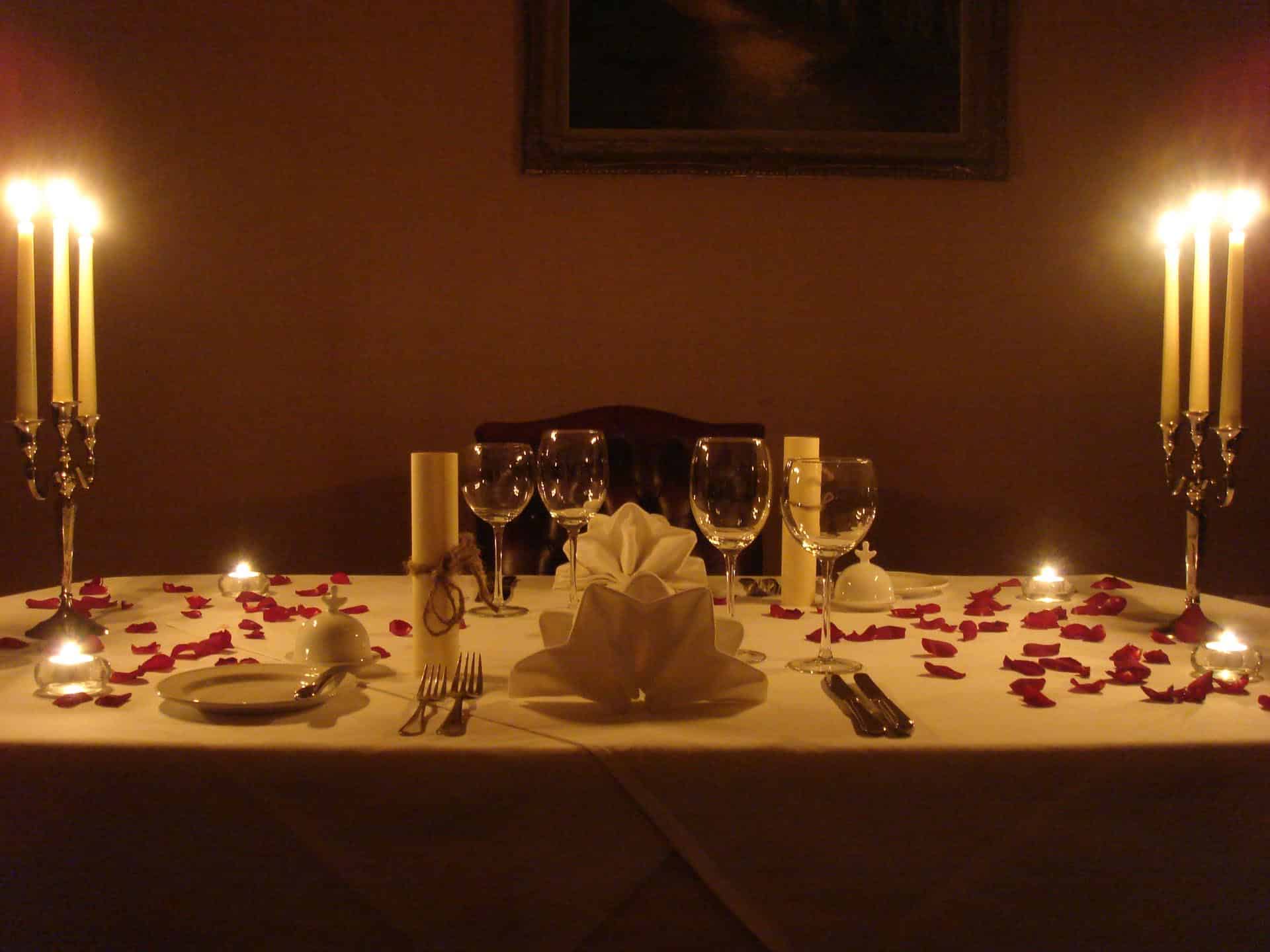 婚礼餐桌装饰，城堡的桌子上放着鲜花，烛光晚餐的餐桌装饰。带蜡烛的晚餐高清摄影大图-千库网